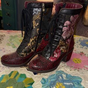 L’Artiste Floral Embroidered Lace-Up Boots